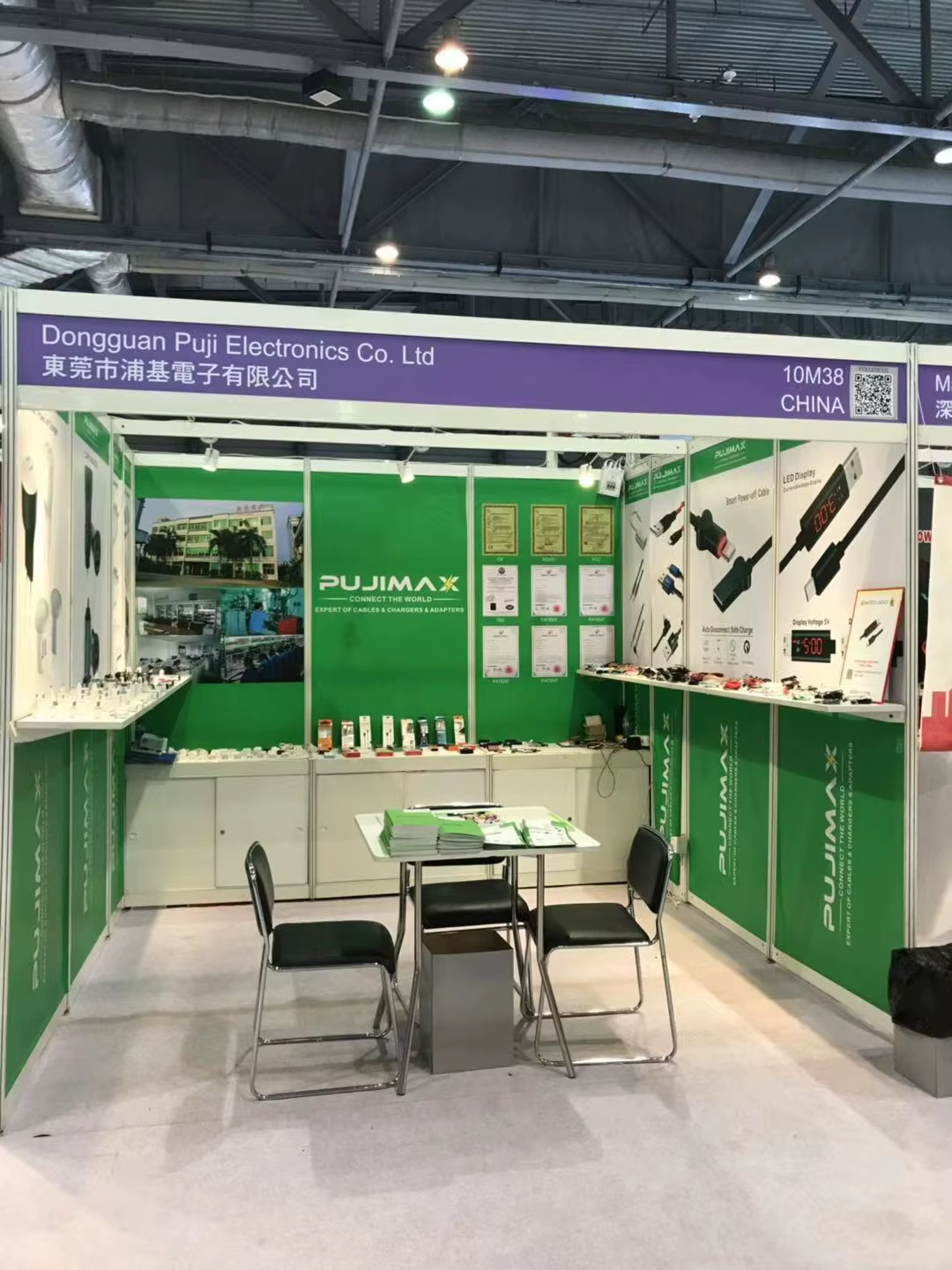 Meeting table on the PUJIMAX stand